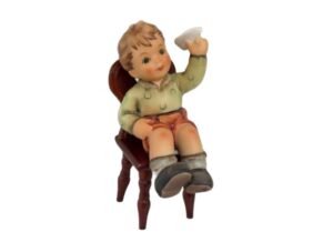 M.I. Hummel Schoolklas Lausbub Ludwig inclusief houten stoeltje