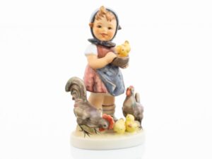 M.I. Hummel Im Hühnerhof / Feeding Time
