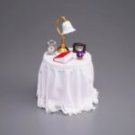 Reutter Miniaturen Slaapkamer tafel met wekker en leesboek